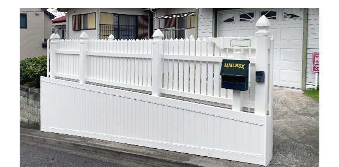 ブロック塀を装飾するバイナルフェンスのパネル